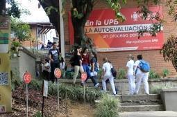estudiantes caminando por el campus Robledo