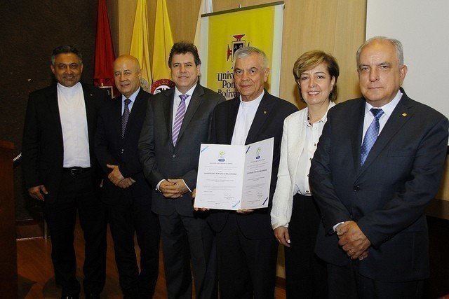 Directivos de la Universidad Pontificia Bolivariana, Área Metropolitana e Icontec en el recibimiento de la certificación.