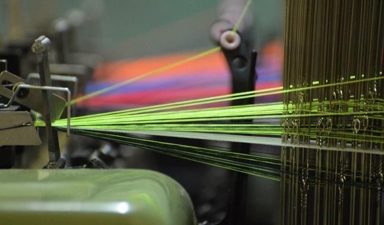 Una ingeniería que investiga, diseña y teje opciones de punta para la transformación de la industria textil