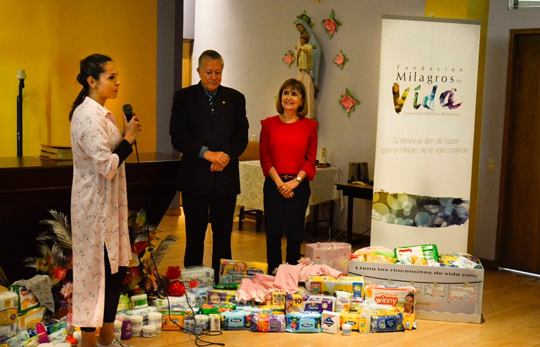 Rector del Colegio y madre de familia junto a la Directora Ejecutiva de la Fundación Milagros de Vida
