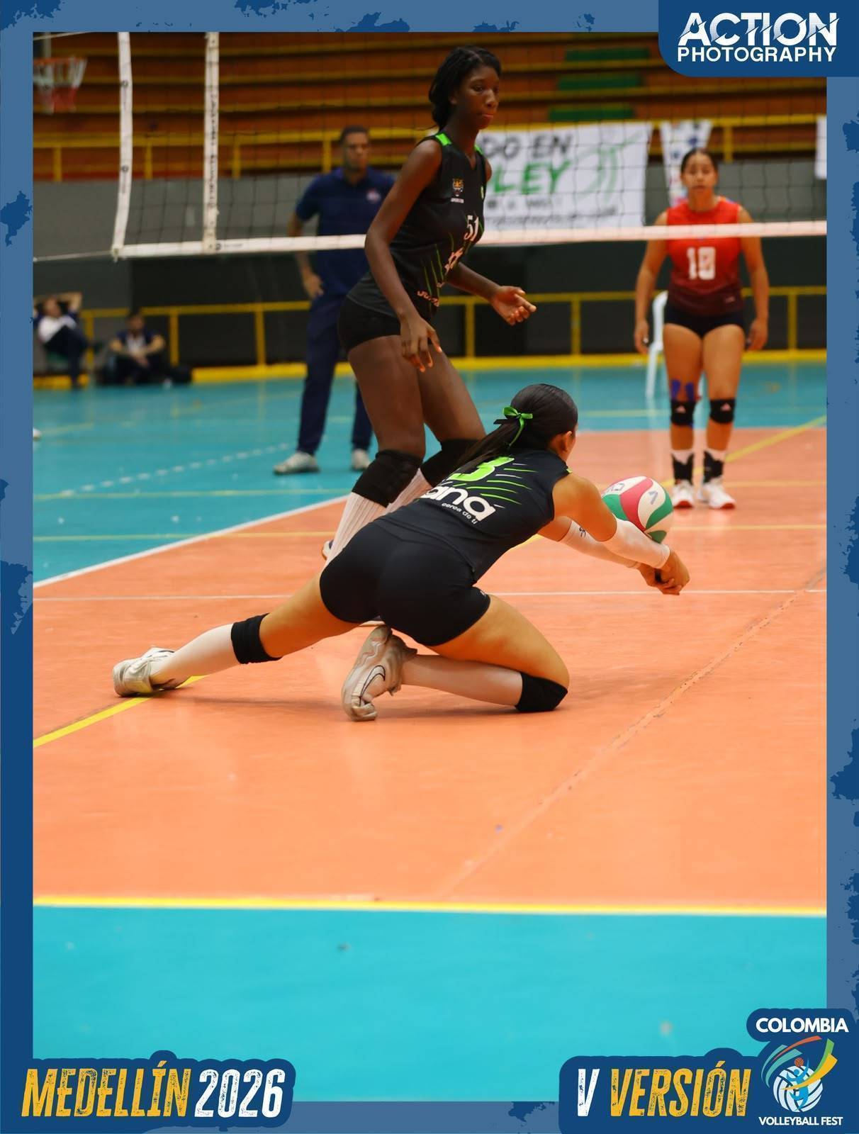 "Fotografía de acción de una jugadora de voleibol ejecutando un pase defensivo bajo durante el Volleyball Fest en Medellín 2026."
