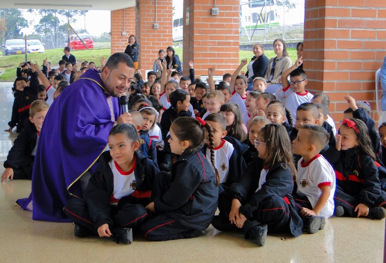 Pbro. Daniel Felipe con estudiantes de la sección Marinilla