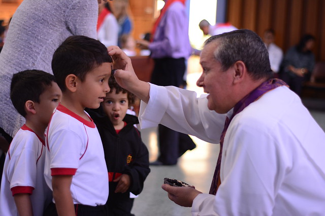 Pbro. Jorge Iván durante la imposición de la Santa Ceniza en Primaria