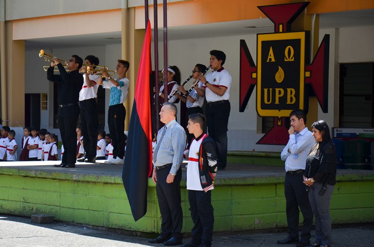 Acto de izada de Bandera a media asta en el patio de Preescolar-Primaria