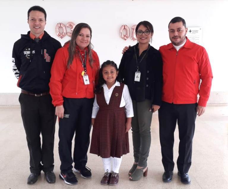 Jerónimo Giraldo Arrieta, del Colegio de la UPB, siendo reconocido por su partipación en competencia de Patinaje