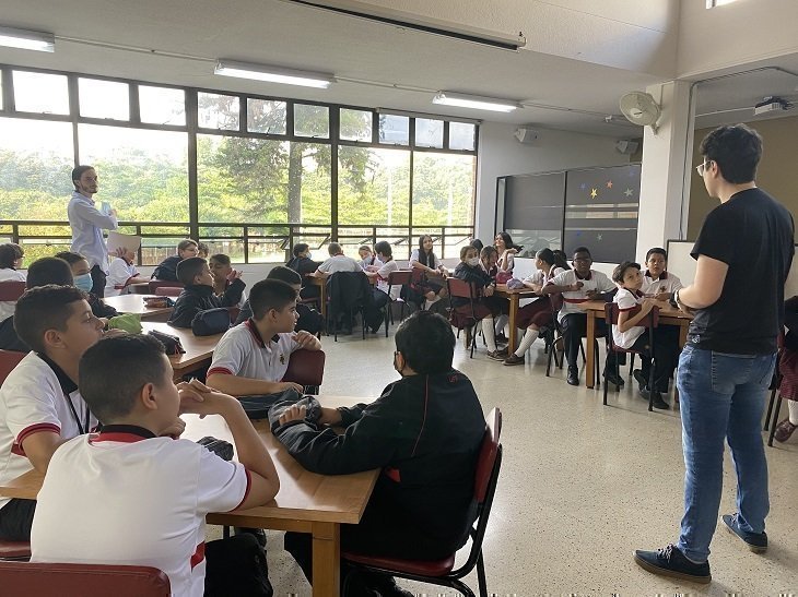 psicólogo explicándole a los estudiantes la actividad