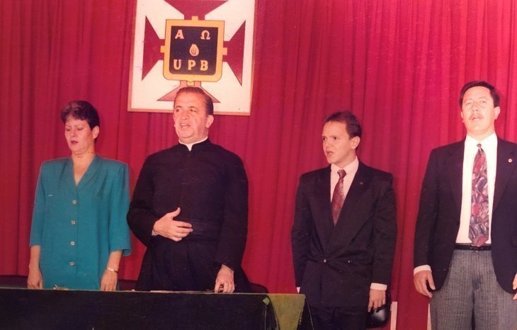 Fabiola Gómez, Padre Gonzalo Restrepo, Álvaro Gómez y Ómar Peña en la primera ceremonia de grados del Preescolar
