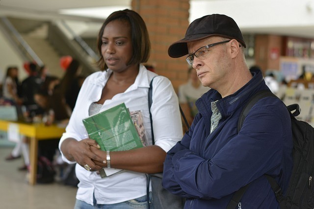 Yenfa Liris Rentería Serna (izquierda); docente de Investigación de la I.E Miraflores y Adolfo Múnera Echeverri, Coordinador Académico de dicha Institución.