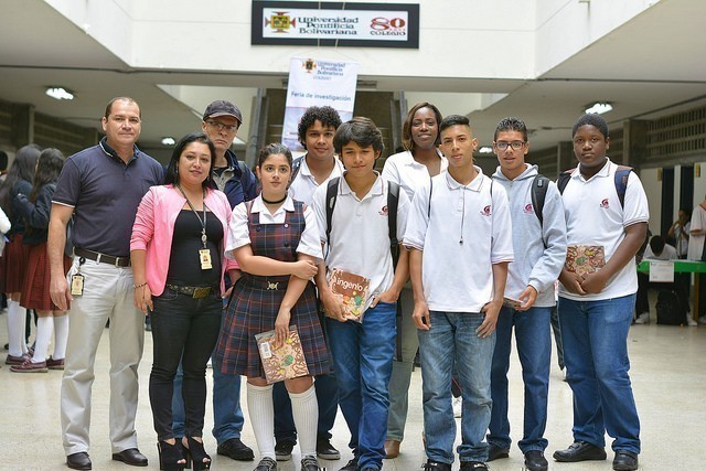 Yenfa Liris Rentería Serna (izquierda); docente de Investigación de la I.E Miraflores y Adolfo Múnera Echeverri, Coordinador Académico de dicha Institución.