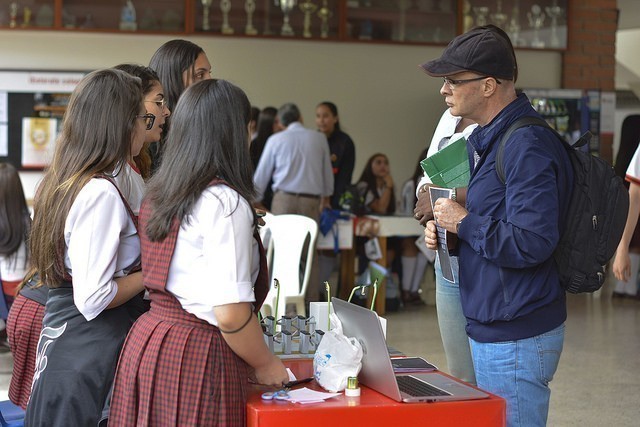 Yenfa Liris Rentería Serna (izquierda); docente de Investigación de la I.E Miraflores y Adolfo Múnera Echeverri, Coordinador Académico de dicha Institución.