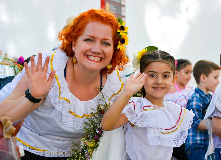 Aquí estan Alejandra María Henao Agudelo, docente de Transición con una de sus estudiantes.