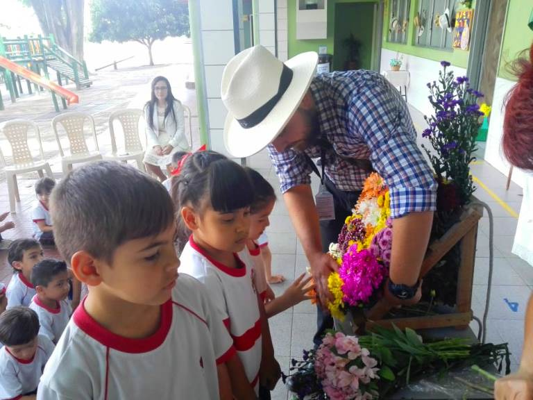 Aquí está el Docente de Primaria Mateo Hincapié y estudiante de Preescolar realizando una silleta tradicional