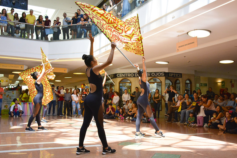 Presentación de danza del Colegio de la UPB en el centro comercial Unicentro