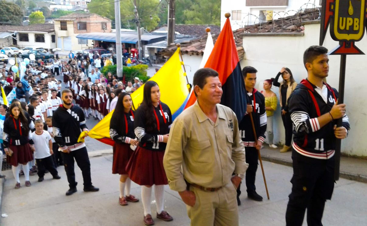 Al frente  esta el empleado de servicios Juan Bautista con la comunidad del colegio.