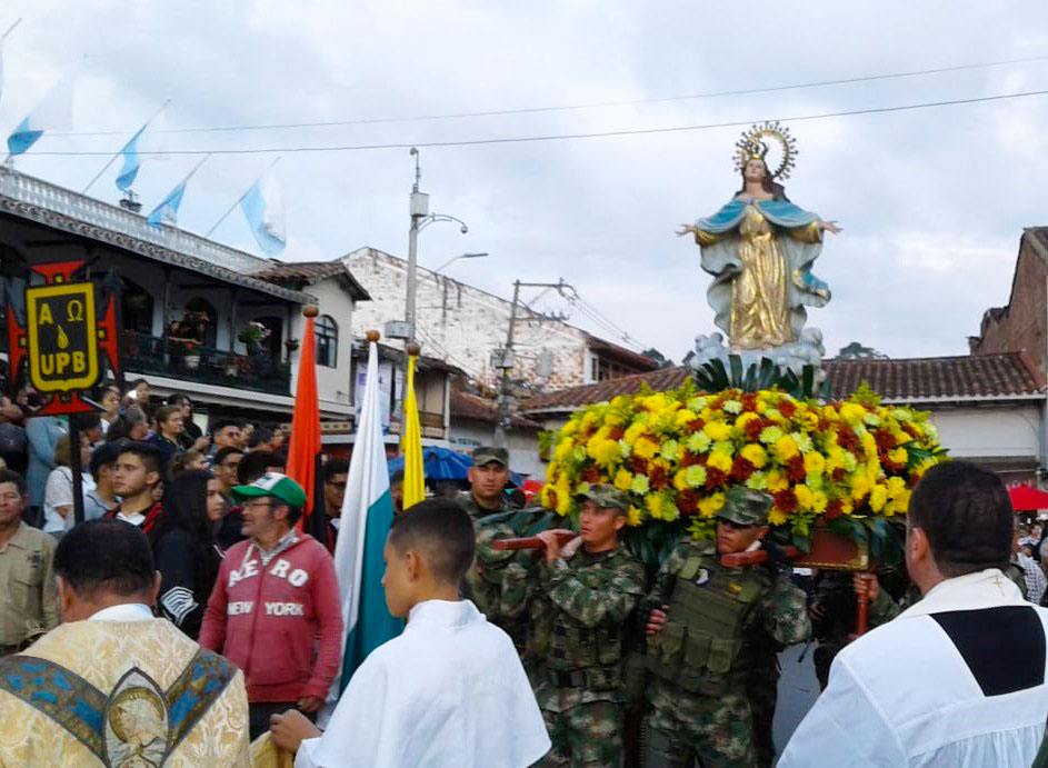 Aquí estanComunidad educativa y personal del Ejército de Marinilla en la procesión de la Virgen María.
