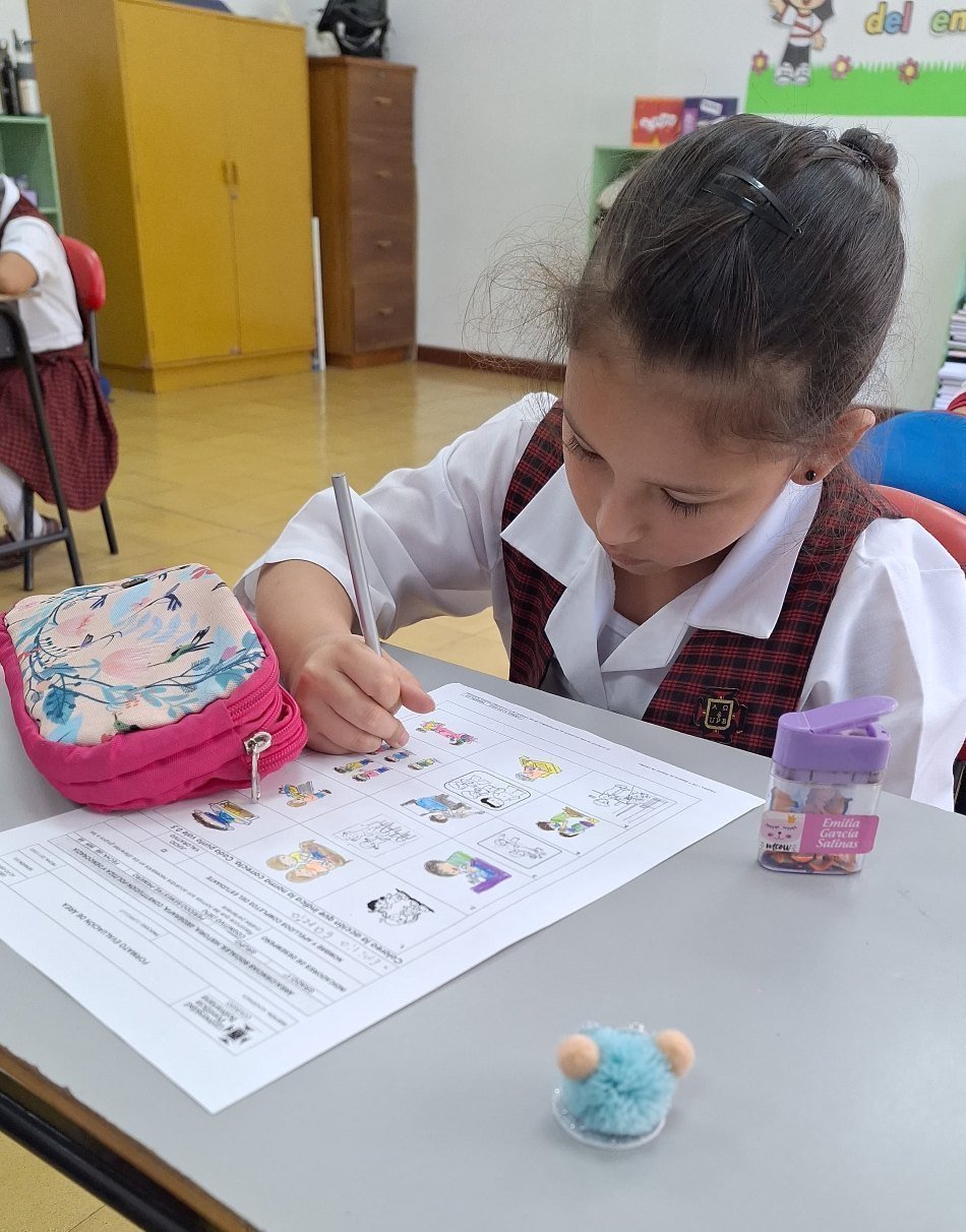 Una de las iniciativas implementadas son las Criaturas Silenciosas, que se alimentan de espacios sin ruido. Esto ayuda a regular cargas emocionales durante clase. 