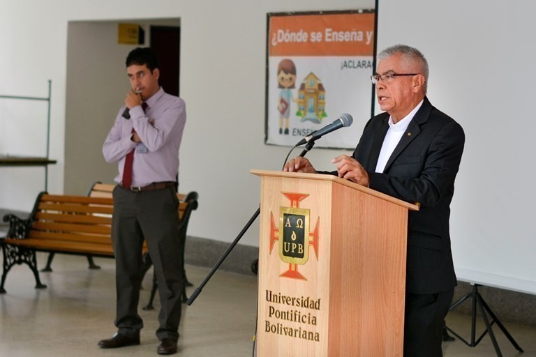 Pbro. Mg. Julio Jairo Ceballos Sepúlveda dando la bienvenida al Colegio UPB