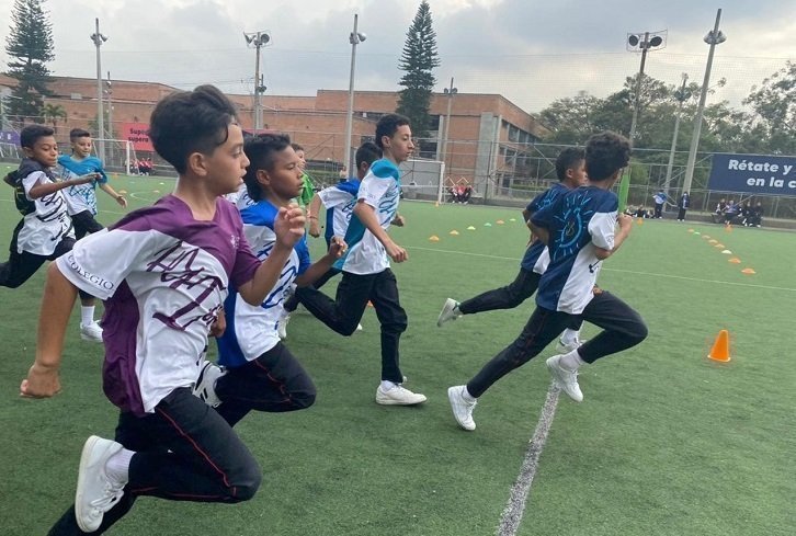 Estudiantes corriendo en una pista 