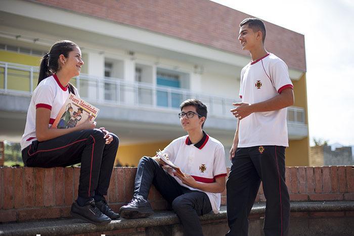 Estudiantes de bachillerato del Colegio de la UPB sede Marinilla dialogando