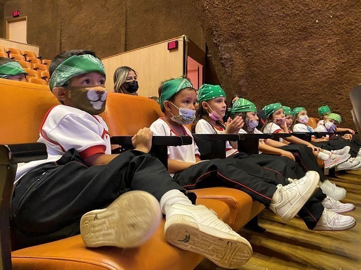 Niños mirando el escenario