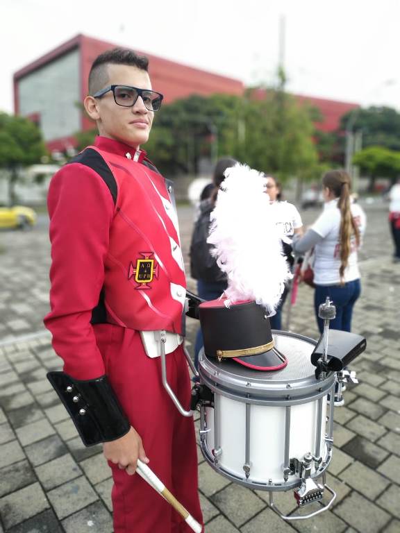 Músico de percusión de la banda en el evento de Prado Brasilia.