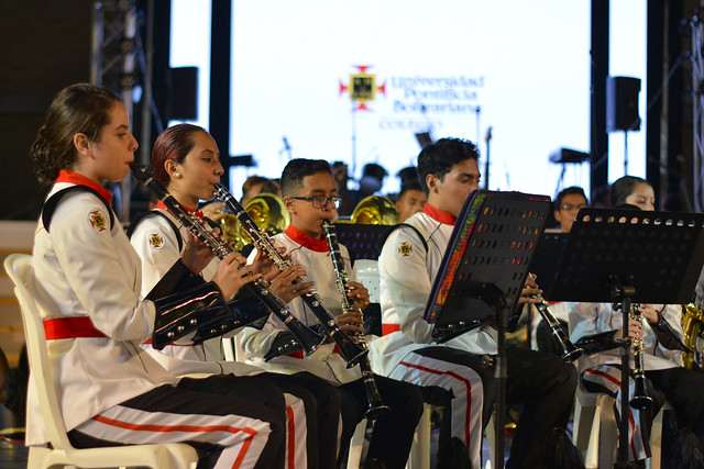 Aquí están Músicos tocando instrumentos de viento en una presentación de Banda Sinfónica.