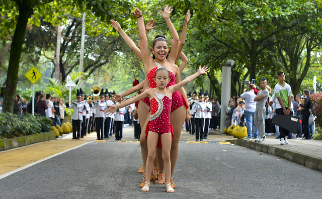 Aquí está el Show coreográfico de las bailarinas de la banda del colegio.