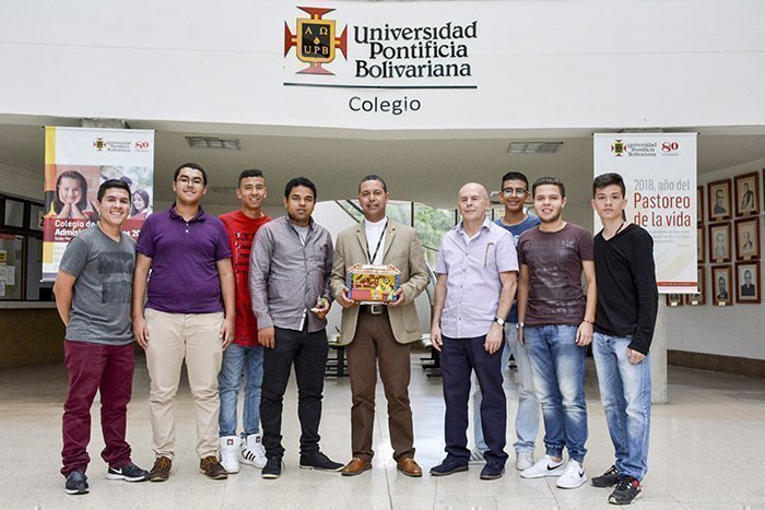 El señor Rector Pbro. José Nicolás Atehortúa, recibe los trofeos obteniedos por parte de los estudiantes que conforman la Banda Múscio Marcial.