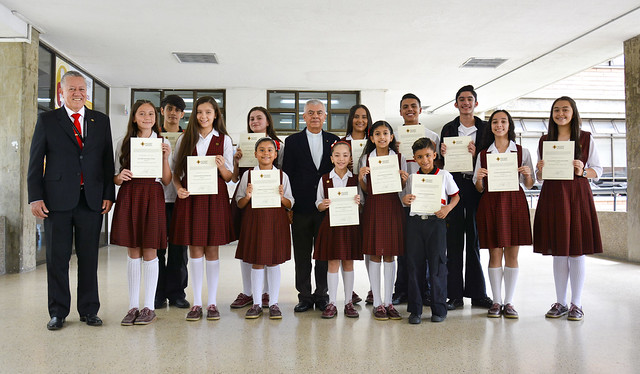 Directivos de la UPB junto a los estudiantes del Colegio que recibieron Beca de Honor