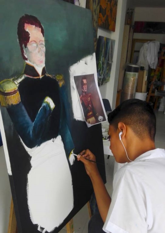 El joven artista trazando la representación  de Jose María Cordoba.