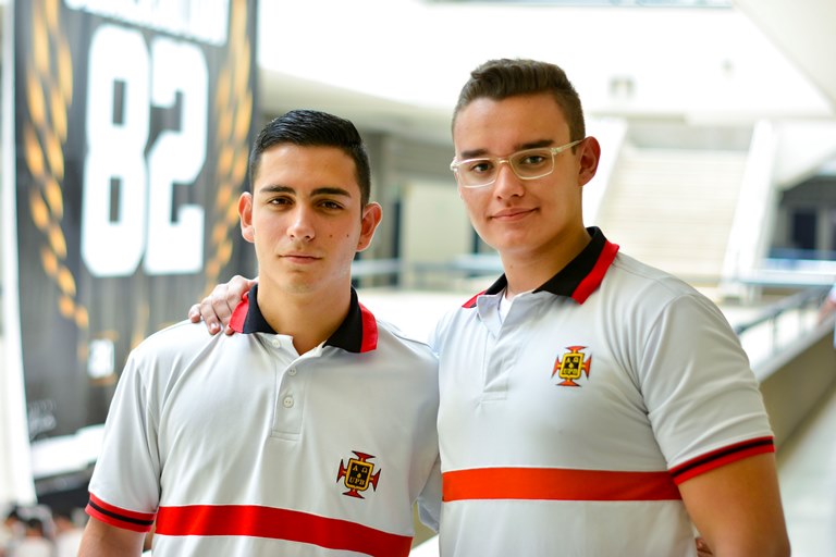 Estudiantes investigadores del Colegio de la UPB, Juan Pablo Salazar Betancourt (izq.) y Juan Diego Castellano Mejía (izq.)