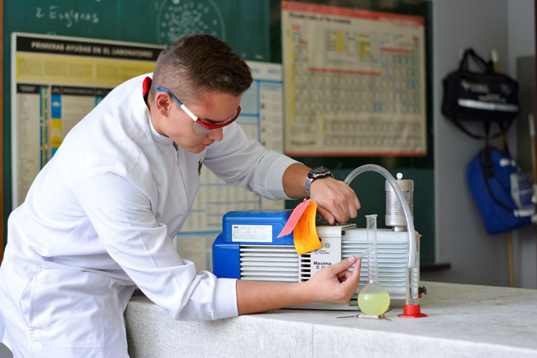 Investigación sobre biodiesel a base de aguacate en el Colegio de la UPB