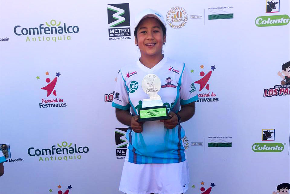 La deportista Isabela Castaño con su trofeo