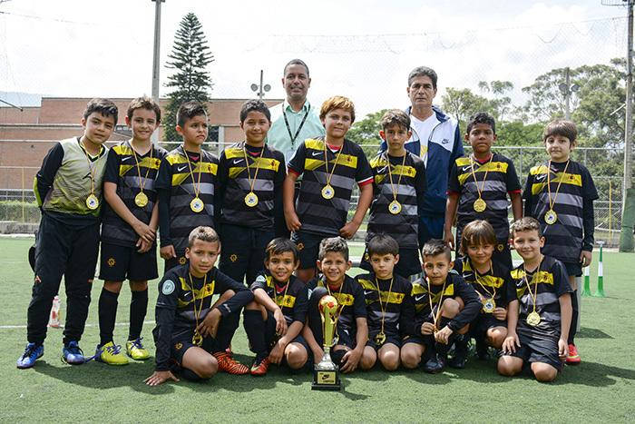 Estudiantes campeones de la Copa Nike de Futbol 2018. 