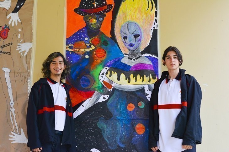 Estudiantes de 10 pintando sus cartografía con muchos colores