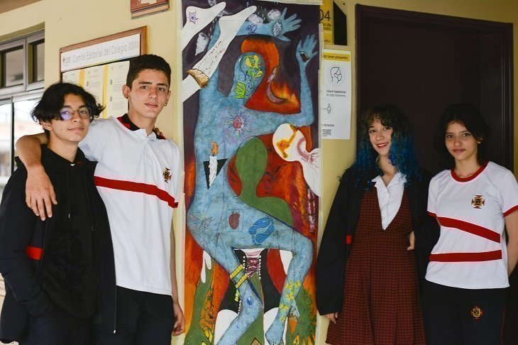 Estudiantes pintando sus cartografías