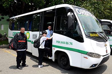Estudiantes del bachillerato femenino se suben a un bus que presta el servicio de transporte escolar en el Colegio