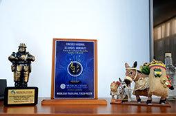 Placa y estatuilla de galardones obtenidos por la Banda Músico Marcial Sergio Giraldo Gómez en el Concurso de bandas marciales "Feria de las flores"