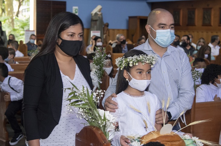 Familia en la eucaristía