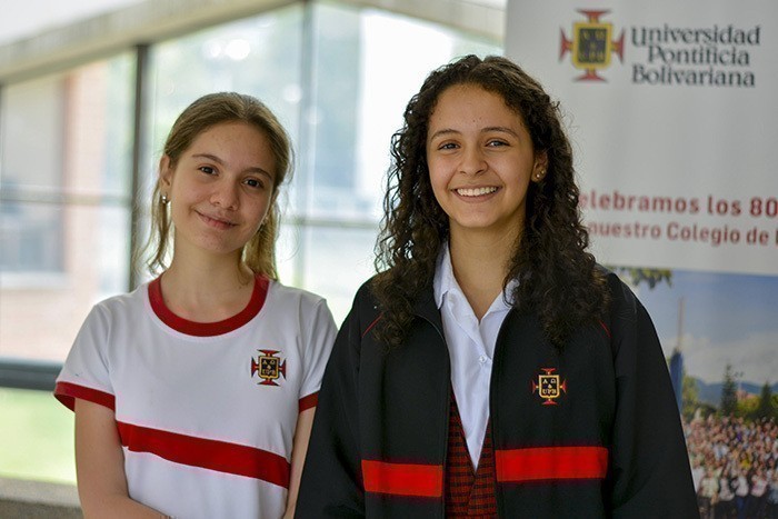 Isabela Rodríguez Fernández, segundo lugar en el XXII Campeonato de Oratoria (izquierda) y Ana María García Hernández, primer lugar en dicho certamen.