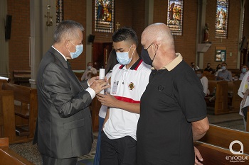El Réctor, Ómar Peña, con un confirmando y su padrino