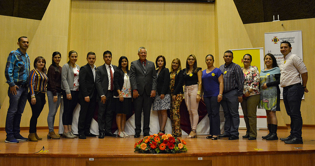 Integrantes del Consejo de Padres de familia del Colegio de la UPB junto al Rector