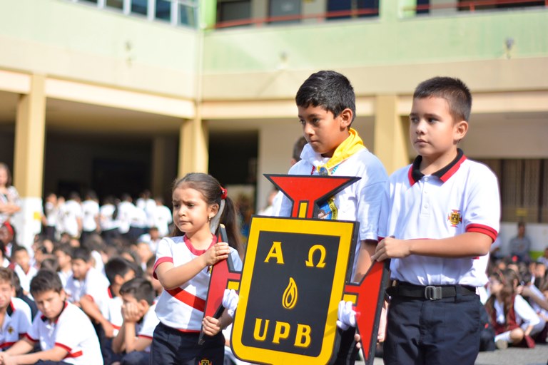 Estudiantes con el Escudo UPB durante el Acto de Consagración