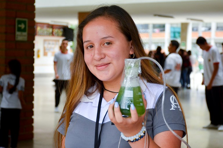 Los estudiantes exponen sus capacidades exploratorias en esta feria.