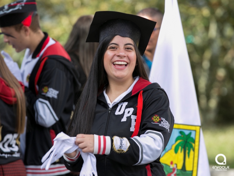 Estudiante de once usando los guantes para la presentación en la entrega de símbolos.