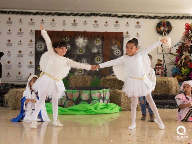 Dos niñas representando a dos ángeles en la obra El reino de los sueños.