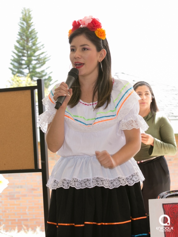 La docente de Preescolar Juliana Andrea Gómez Patiño hablando de la preparación de la obra teatral.