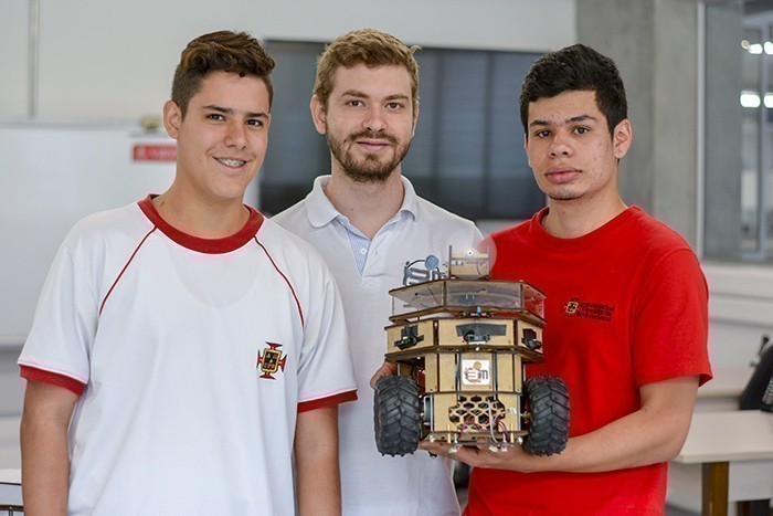 De izquierda a derecha: Mateo Agudelo Londoño, estudiante de undécimo; Andrés Felipe Díaz López, Ingeniero electrónico; Mateo Rodríguez Montoya, Ingeniero electrónico.   