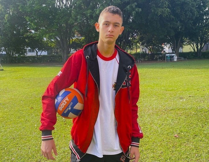 David Luján, mirando a la cámara con balón en mano