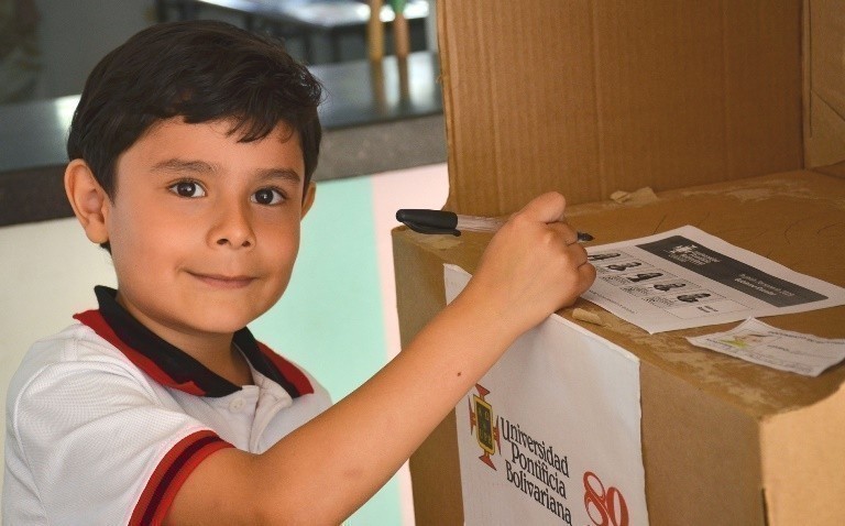 Estudiante de sección Preescolar y Primaria del Colegio UPB durante las elecciones a Personeria del Colegio de la UPB